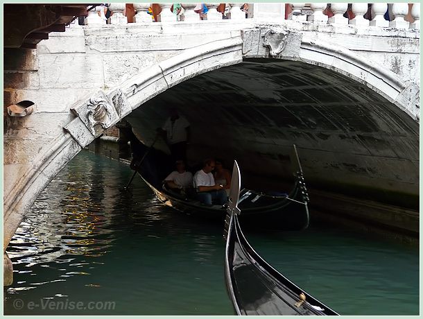 Croisement de deux gondoles sous le pont dei Pignoli dans le sestiere de San Marco à Venise