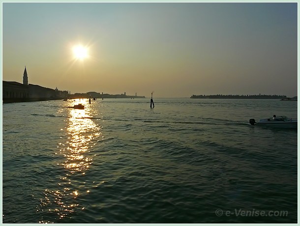 Coucher de soleil sur la lagune de Venise devant les Fondamente Nove dans le Castello