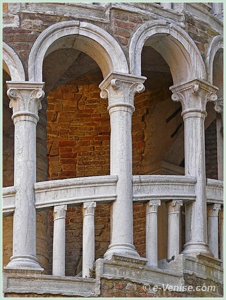 Détails de l'escalier du palazzo Contarini del Bovolo dans le sestiere de San Marco à Venise