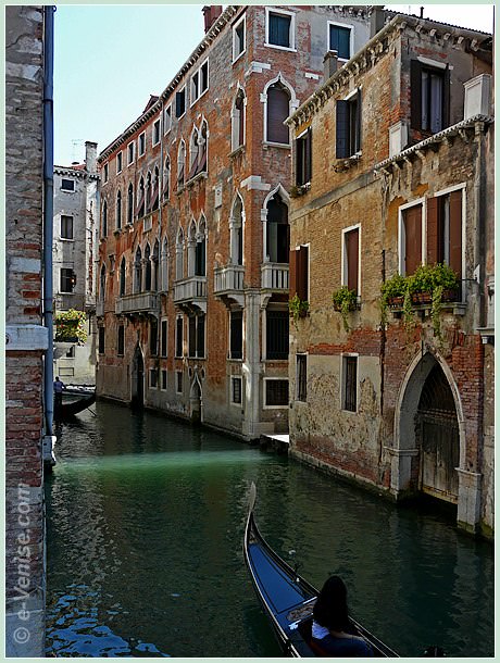 Palazzo Mora Zon Marcello sur le rio de San Luca dans le sestiere de San Marco à Venise