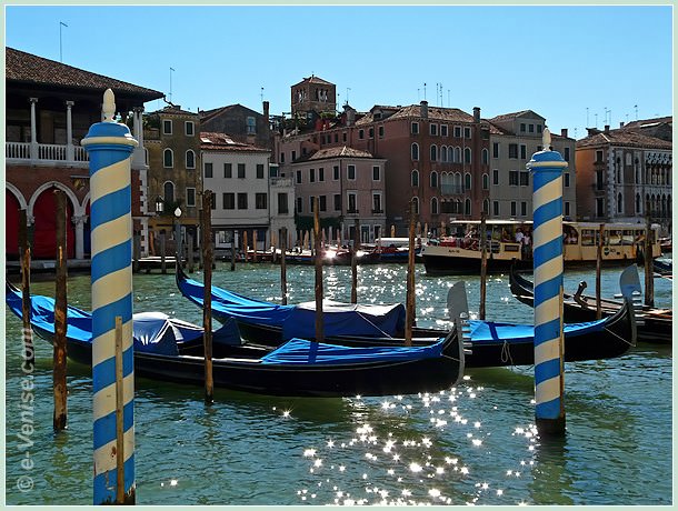 Gondoles sur le Grand Canal à Venise, en face de la Pescheria, le marché du Poisson