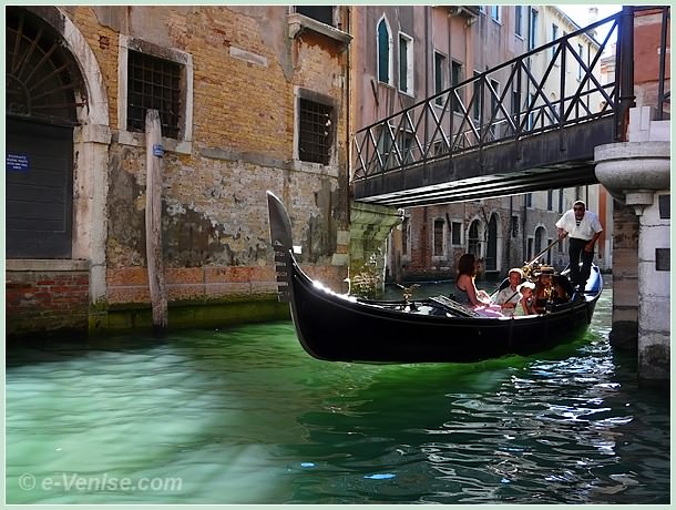 Gondole sur le rio de San Zulian, sous le pont de la Malvasia à Venise