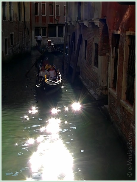 Gondole sur le rio de San Zulian à Venise