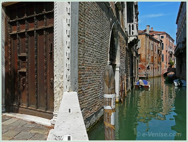 Le rio de la Panada avec, à gauche le très beau Palazzo Van Axel dans le Cannaregio à Venise