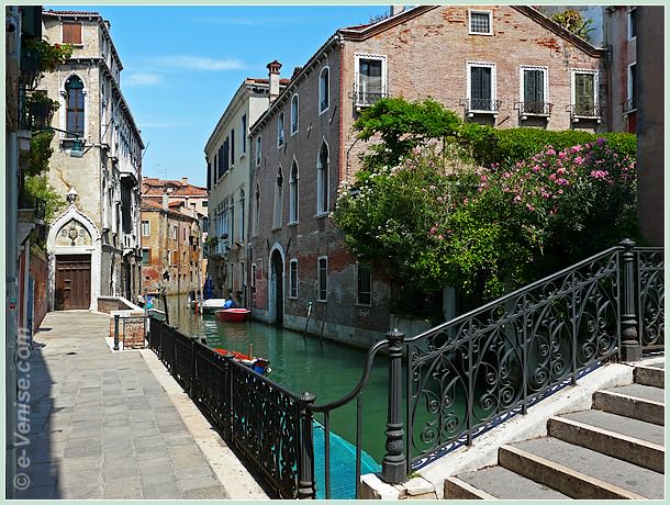 Le rio de la Panada avec, à gauche le très beau Palazzo Van Axel dans le Cannaregio à Venise