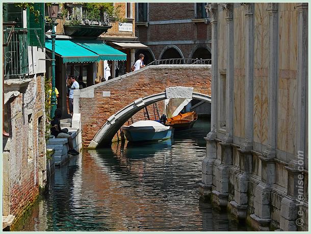 Le Pont de Santa Maria Nova, qui enjambe le rio dei Miracoli, avec une partie de la façade de la superbe église dei Miracoli à Venise