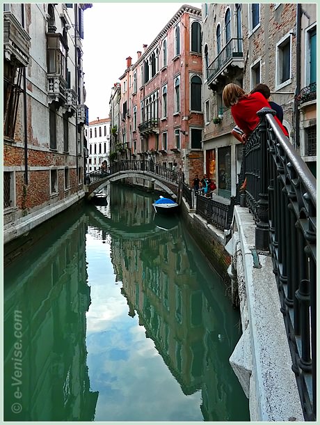 Le rio de San Severo dans le Castello à Venise, avec le pont Cavagnis