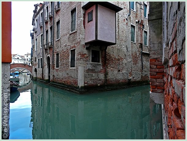 à l'angle du rio del Mondo Novo et du rio del Piombo, toujours dans le Castello à Venise
