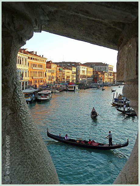 Le pont du Rialto à Venise a travers ses balustres