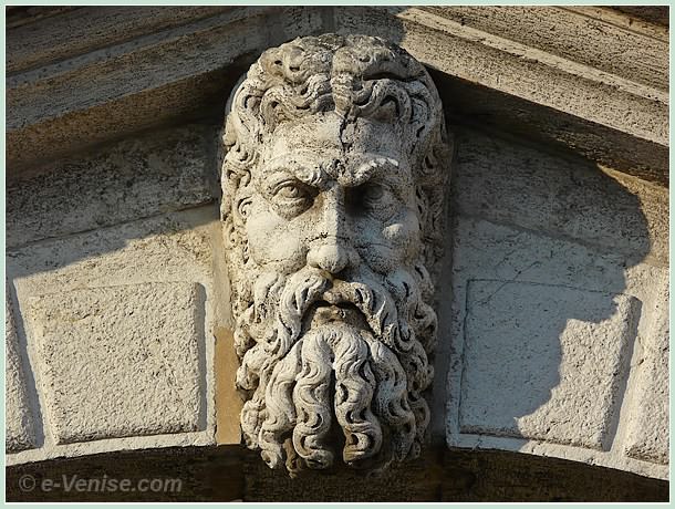 Sculpture d'une tête d'homme barbu en haut du Pont du Rialto à Venise
