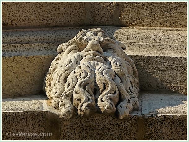 Sculpture d'une tête d'homme barbu en haut du Pont du Rialto à Venise