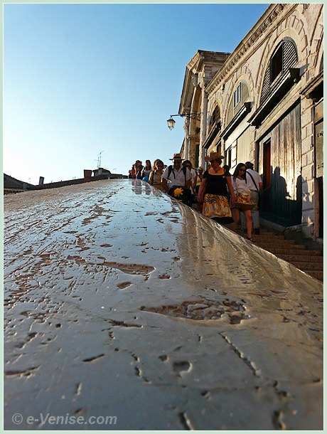 Le pont du Rialto à Venise et sa rampe usée par des millions de mains depuis des siècles