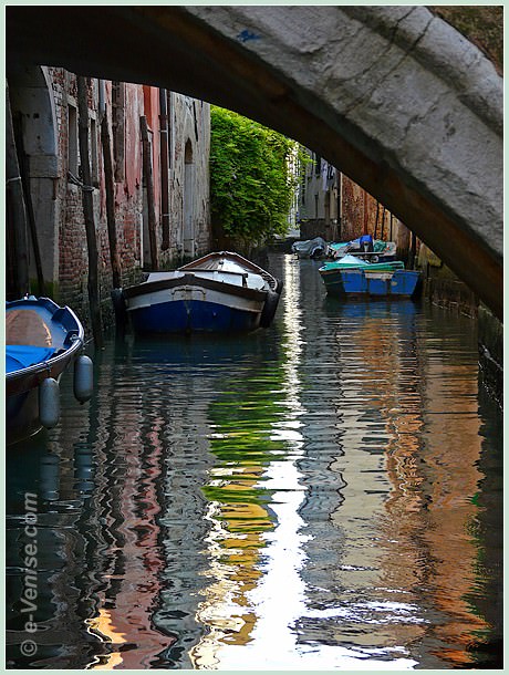 Le rio de la Pergola dans le sestiere de Santa Croce à Venise, pris sous l'arche du pont del Cristo