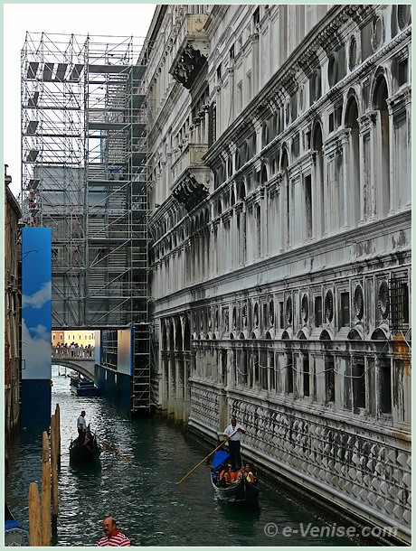 échafaudages sur le rio de Palazzo o de Canonica, le long du Palais des Doges et au-dessus du Pont des Soupirs à Venise