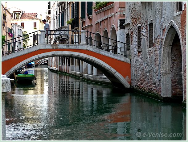 Pont Ubaldo Belli ou Pont de San Felice, sur le rio de San Felice dans le Cannaregio à Venise