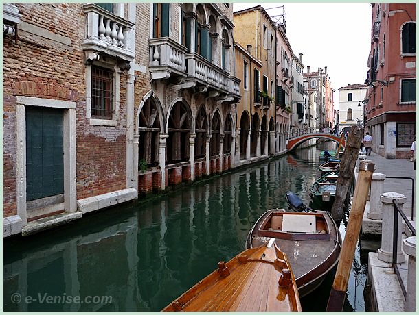 Le Pont Ubaldo Belli sur le Rio de San Felice avec à sa gauche le Sotoportego del Tagiapiera et à droite la Fondamenta de San Felice dans le Cannaregio à Venise