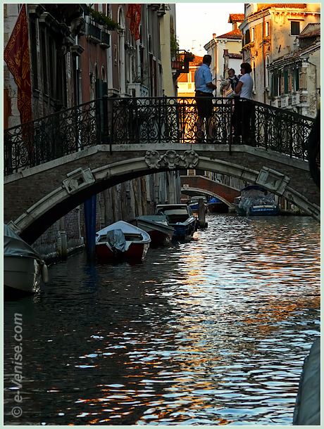 Sur le rio de Santa Marina, l'arche du pont del Cristo et, plus loin, celle du pont Minich à Venise