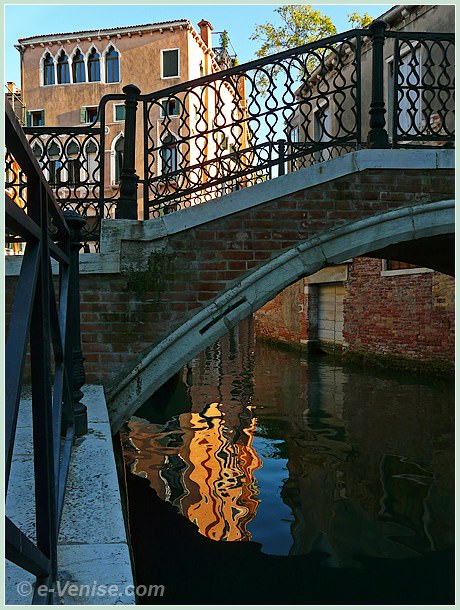 Reflets du palazzo Priuli sous le pont San Severo dans le Castello à Venise