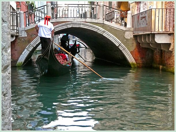 Le  pont Sant' Antonio, sur le rio de la Fava, “frontière” entre les sestieri du Castello et de San Marco à Venise