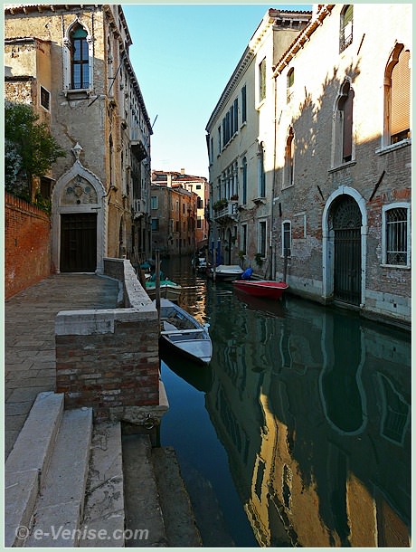 Le rio de la Panada, devant le très joli palais Soranzo Van Axel dans le Cannaregio à Venise