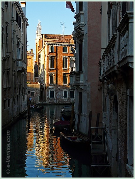 Le rio del Pestrin dans le Castello à Venise, avec au fond, l'église de San Giovanni e Paolo