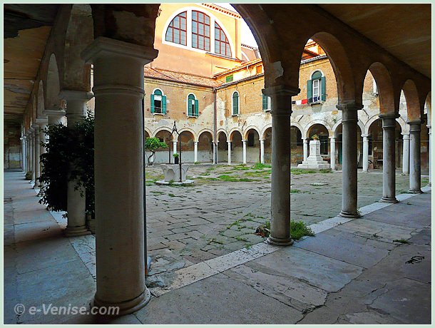 Cloître de l'église de San Pietro du Castello à Venise