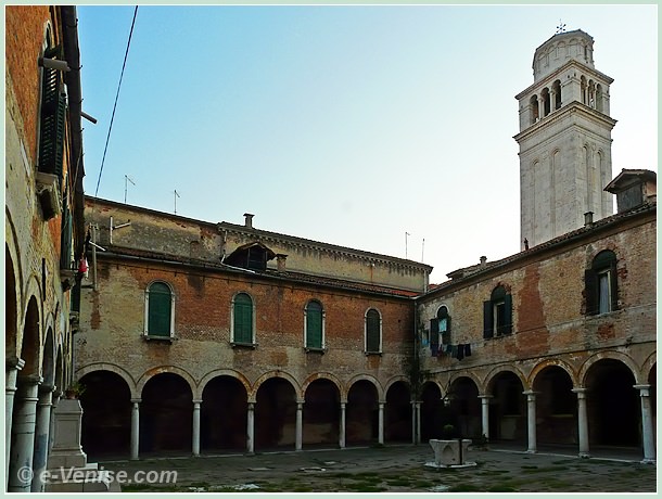 Cloître de l'église de San Pietro du Castello à Venise, au fond le Campanile de San Piero