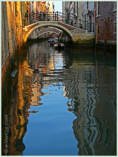 le Rio de San Giovanni Laterano et, en enfilade, les ponts de l'Ospedaleto, de San Giovanni Laterano et, tout au bout, le pont Muazzo dans le Castello à Venise