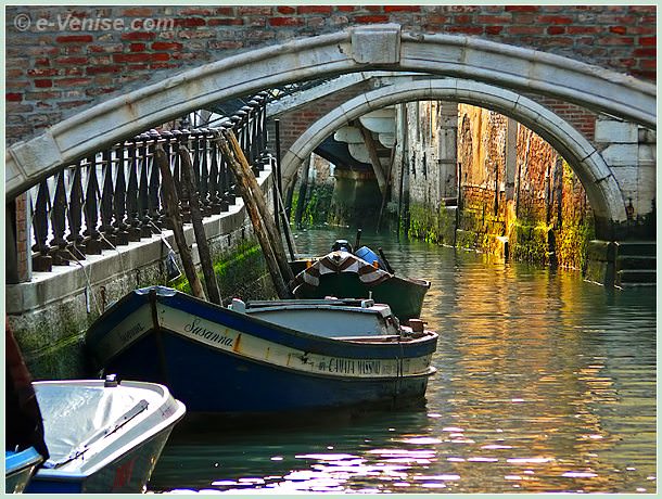 le rio de San Giovanni Laterano pris depuis le pont Muazzo. La première arche est celle du pont de San Giovanni Laterano et la seconde, avec le petit escalier à droite sur la pile, celle du pont de l'Ospedaleto dans le Sestiere du Castello à Venise