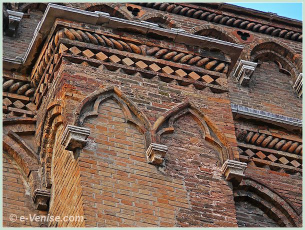 Façade latérale en briques de l'église des Santi Giovanni e Paolo dans le sestiere du Castello à Venise