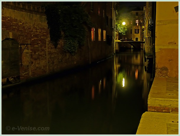 Photo de nuit du rio de San Martin et du Pont de l'Arco dans le Castello à Venise