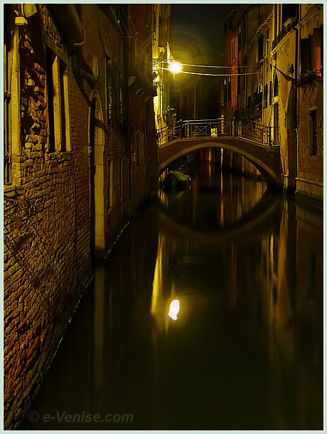 Le pont et le rio dei Scudi dans le Castello à Venise, vus depuis le rielo dei Furlani