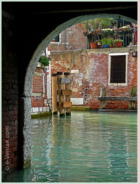 Le rio de Santa Marina depuis la porte d'eau de la Corte Botera dans le Castello à Venise