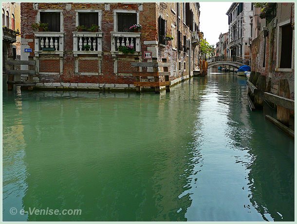 Le rio de Santa Marina et le rio de la Tetta à droite avec le pont de la Tetta dans le Castello à Venise