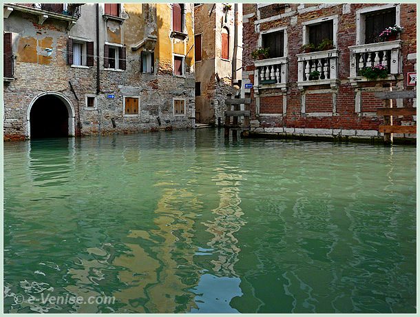 Rio de Santa Marina et porte d'eau de la Corte Botera à Venise dans le Castello