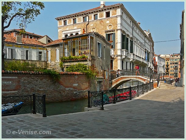 Le Campo et le pont de San Severo avec, juste après le pont, le Palazzo Zorzi, du XVIe siècle dans le Castello à Venise