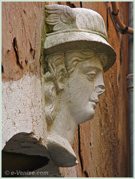 Sculpture d'une tête de Mercure ailé calle de la Madoneta dans le Castello à Venise
