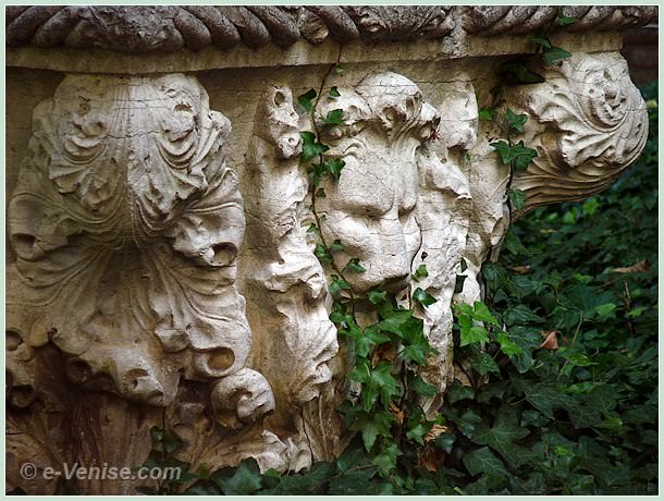 Le puits du jardin du Palais Papadopoli dans le Sestiere de San Polo à Venise