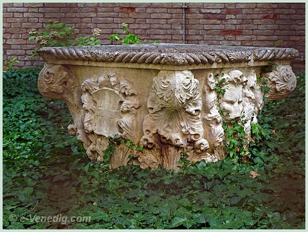 Le puits du jardin du Palais Papadopoli dans le Sestiere de San Polo à Venise