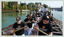 Les 18 rameuses de la Sérénissima dans l'Arsenal de Venise lors de la Fête de la Sensa 2011.