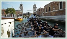 Les 18 rameuses de la Sérénissima sur le rio de l'Arsenal, dans le sestier du Castello à Venise.