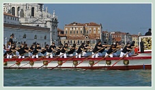 La Serenissima et ses 18 rameuses entre la Dogana da Mar sur le grand canal à Venise, lors de la fête de la Sensa 2011.