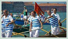 Le cortège des bateaux lors de la fête de la Sensa 2011 à Venise, ici, un équipage Canottieri de la Querini.