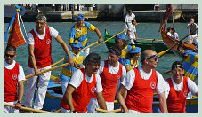 Le cortège des bateaux lors de la fête de la Sensa 2011 à Venise, ici, un équipage de la Francescana.
