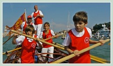 Le cortège des bateaux lors de la fête de la Sensa 2011 à Venise, ici, un équipage de la Francescana.