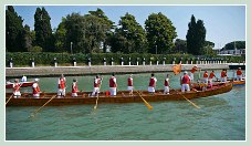 Le Salut du cortège de la Sensa 2011 par les élèves de l'école Navale Militaire Francesco Morosini, sur l'île de Sant'Elena à Venise.