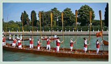 Le Salut du cortège de la Sensa 2011 par les élèves de l'école Navale Militaire Francesco Morosini, sur l'île de Sant'Elena à Venise.