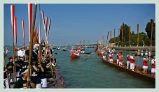 Le Salut du cortège de la Sensa 2011 par les élèves de l'école Navale Militaire Francesco Morosini, sur l'île de Sant'Elena à Venise.