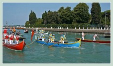 Le Salut du cortège de la Sensa 2011 par les élèves de l'école Navale Militaire Francesco Morosini, sur l'île de Sant'Elena à Venise.