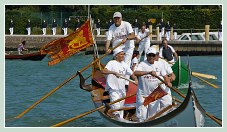 Le Salut du cortège de la Sensa 2011 par les élèves de l'école Navale Militaire Francesco Morosini, sur l'île de Sant'Elena à Venise.